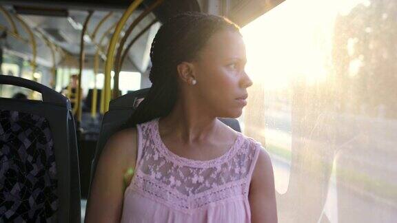 疲惫而忧心忡忡的女人坐在公交车上想着她的问题看着窗外
