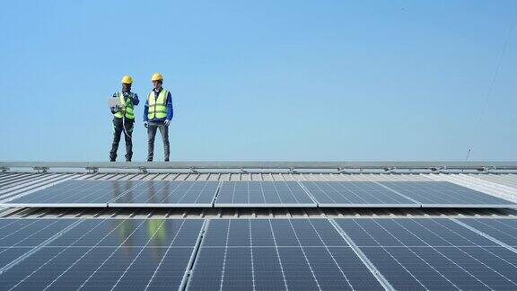 负责太阳能电池板安装的工程师目前正在研究为一个仓库安装太阳能转换成电能