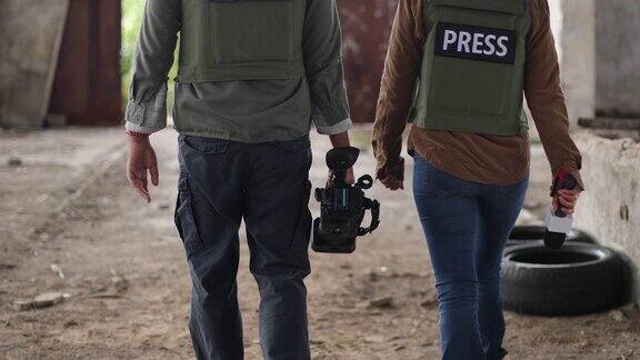 两个记者在战区