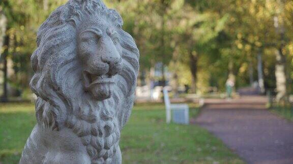 圣彼得堡秋季巴甫洛夫斯克公园白色大理石狮子雕像