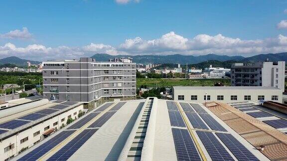 工厂屋顶太阳能电池板的鸟瞰图