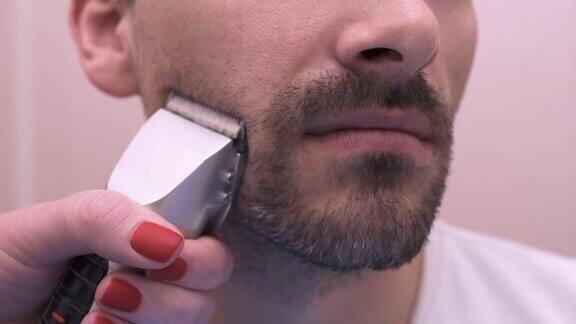 女人刮胡子男人刮胡子电动剃须刀