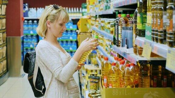 年轻女子在超市挑选橄榄油