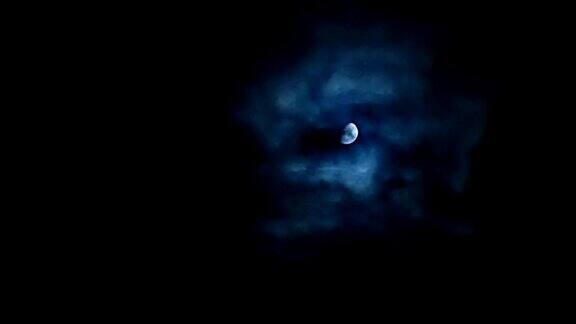 乌云密布的夜空中乌云笼罩着月亮