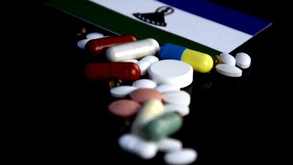莱索托国旗黑色背景上孤立着许多医药药丸