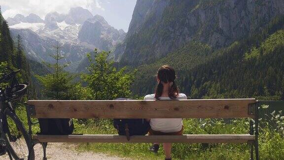 奥地利戈索泽一名年轻女子坐在长凳上欣赏风景