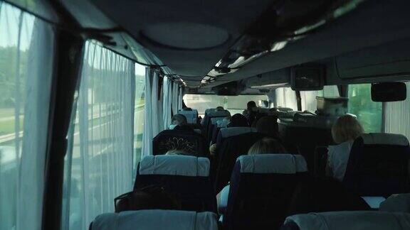 沙龙的客车乘坐在欧洲高速公路上