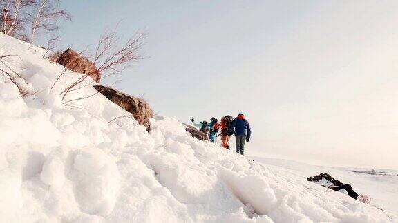 一群准备充分的登山者肯定能克服一座小山斜坡上的厚厚的积雪