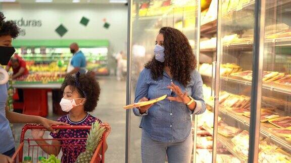 母女俩在超市买速冻食品还戴着口罩