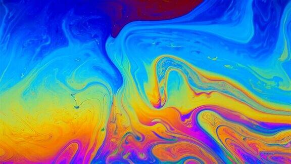 运动中的肥皂泡沫的多色虹膜