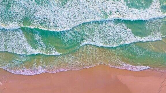 海浪冲击沙滩自然海洋海滩的背景
