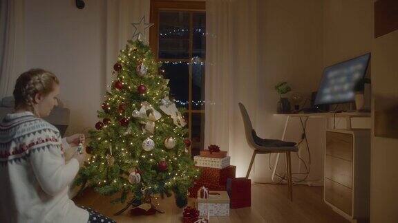 女人独自在家装饰圣诞树