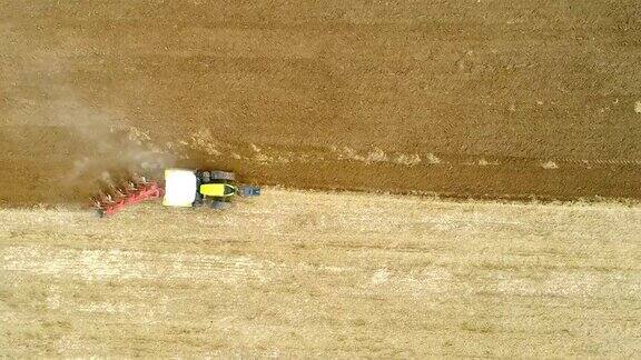农业拖拉机在种植转基因小麦前犁地
