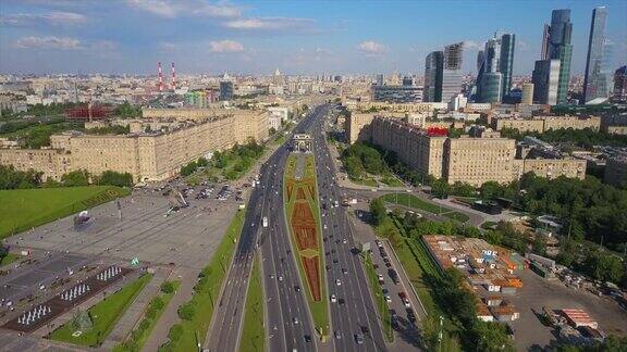 俄罗斯阳光明媚的现代莫斯科市著名的库图佐夫斯基交通大道空中全景4k