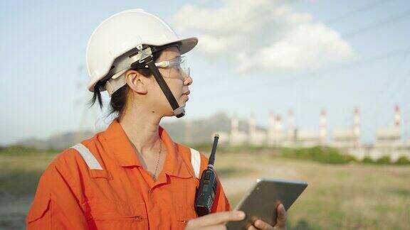 亚洲女性工程师负责煤电工业工厂的安全质量控制