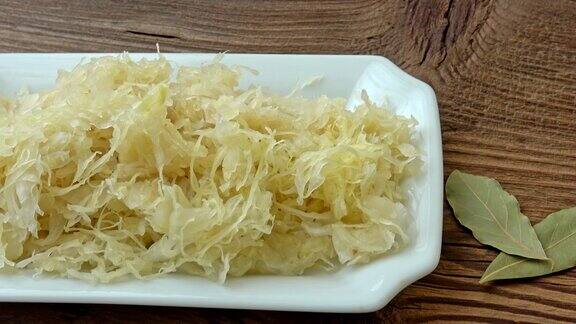 白盘子里的泡菜自制的泡菜发酵食品天然益生菌