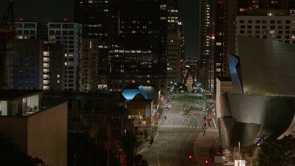 Covid-19大流行期间空旷的洛杉矶市中心街道的夜间航拍