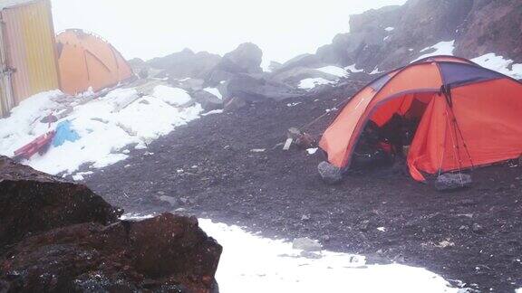 在山上的大本营里可以抵御风的帐篷
