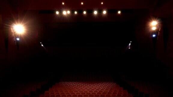 会议、剧院中心的聚光灯