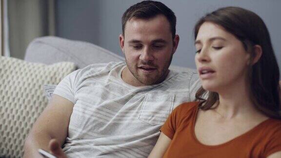 4k视频记录了一对夫妇坐在家里玩手机时发生的争吵