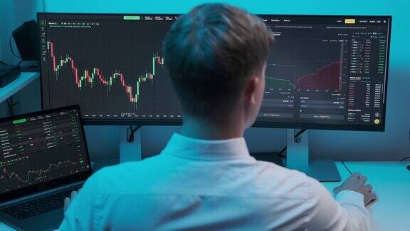 在证券交易所大厅里兴高采烈的商人正在查看股票市场数据