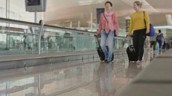 乘客在机场候机楼行走的视频