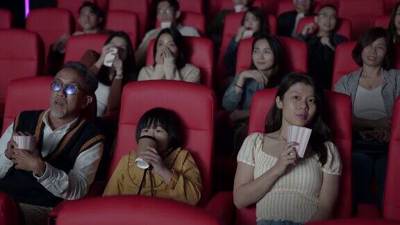 亚洲华人活跃的老人和孙女喜欢在电影院看恐怖电影