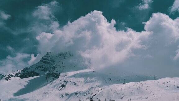 高山雪峰云中景观一览辛普朗通过