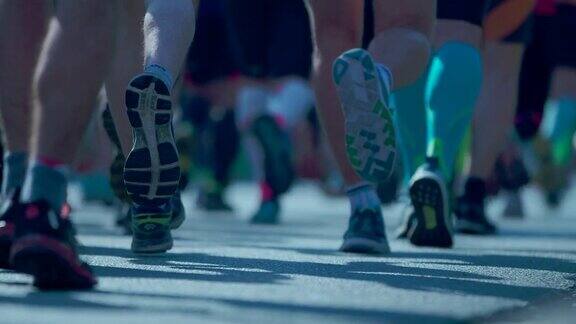 城市马拉松比赛人们的腿收起来