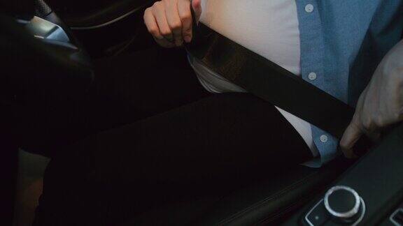 孕妇在车里系安全带