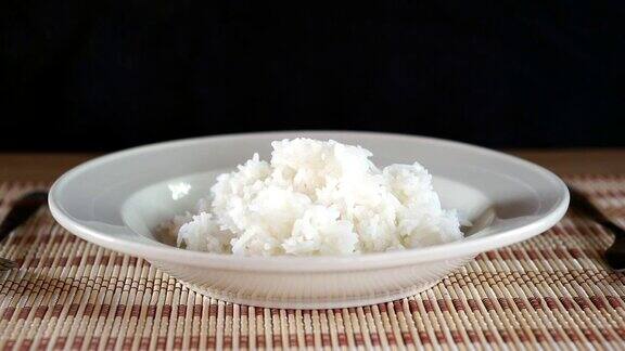 手把热米饭放在白菜上这是亚洲饮食文化
