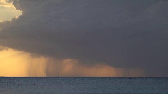 大雨暴风雨的云和风暴在戏剧性的日落海景