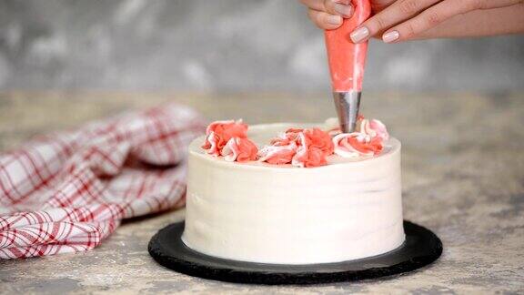 厨师用奶油装饰蛋糕