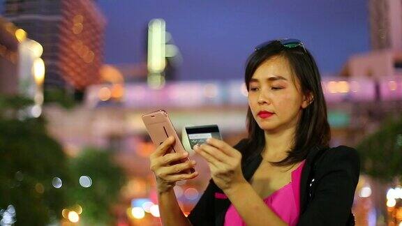 亚洲女性在网上购物与夜市场景