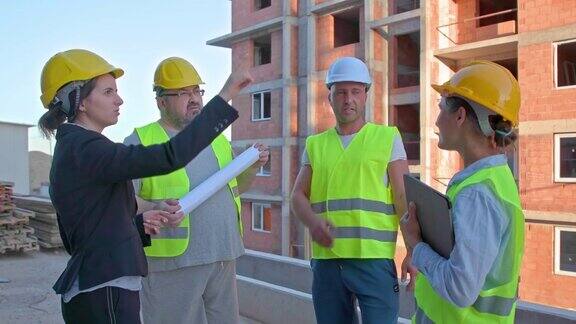 工程师和一个企业家在建筑工地开会时握手检查工作进度