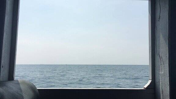 从船的窗口看到广阔的海洋