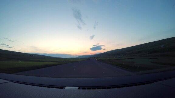 冰岛的公路之旅冰岛山区的司机视角POV从车窗看