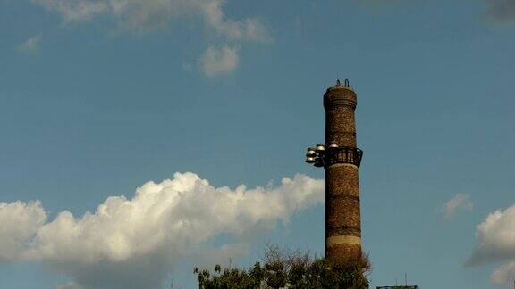 废弃的矿井烟囱映衬着蓝天