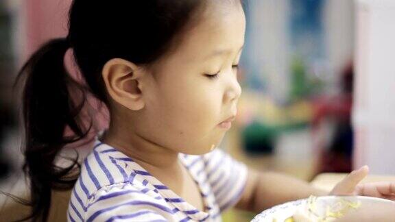 亚洲女孩吃面条