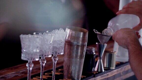 装满冰块的玻璃杯只能放在吧台上酒保用筛子倒酒