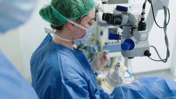 在显微镜下进行激光手术的眼科医生