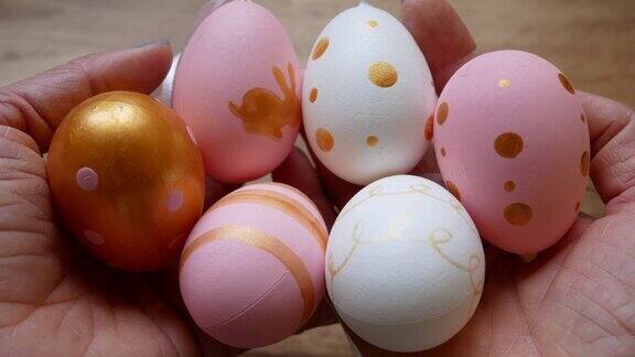 手里拿着许多彩色的复活节彩蛋