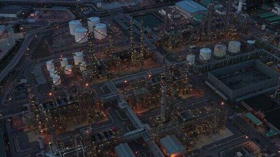炼油厂夜间鸟瞰图4K夜间鸟瞰图