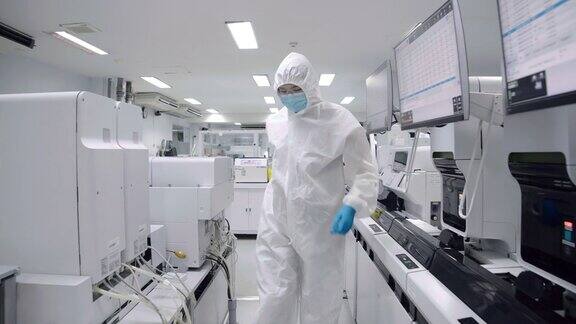 科学家们穿着防护服在无菌室成功工作后愉快地走着、跳着舞在实验室里