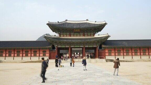 时光流逝人们挤满了韩国京福宫