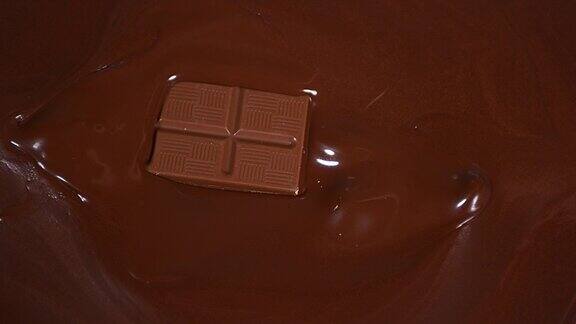 巧克力平板落入牛奶巧克力4K慢镜头
