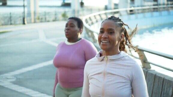 两个非裔美国女人在户外做开合跳