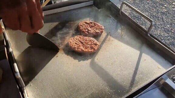 牛肉汉堡在烧烤架上的汉堡