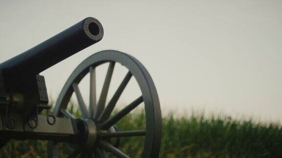 一枚美国内战时期的大炮来自宾夕法尼亚州的葛底斯堡国家军事公园旁边是一片玉米田
