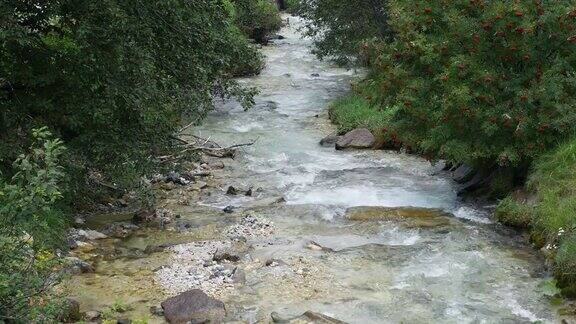 小河有小瀑布